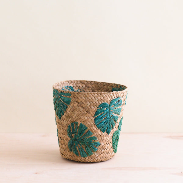 http://www.ellenshop.com/cdn/shop/products/baskets-monstera-embroidered-soft-seagrass-planter-woven-baskets-likha-566483_grande.jpg?v=1687206294